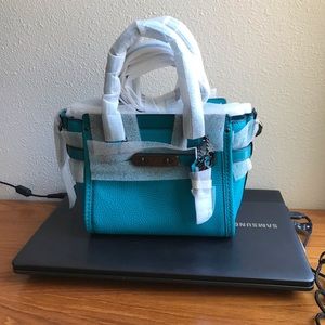 COACH SWAGGER 21 IN PEBBLE LEATHER CROSSBODY